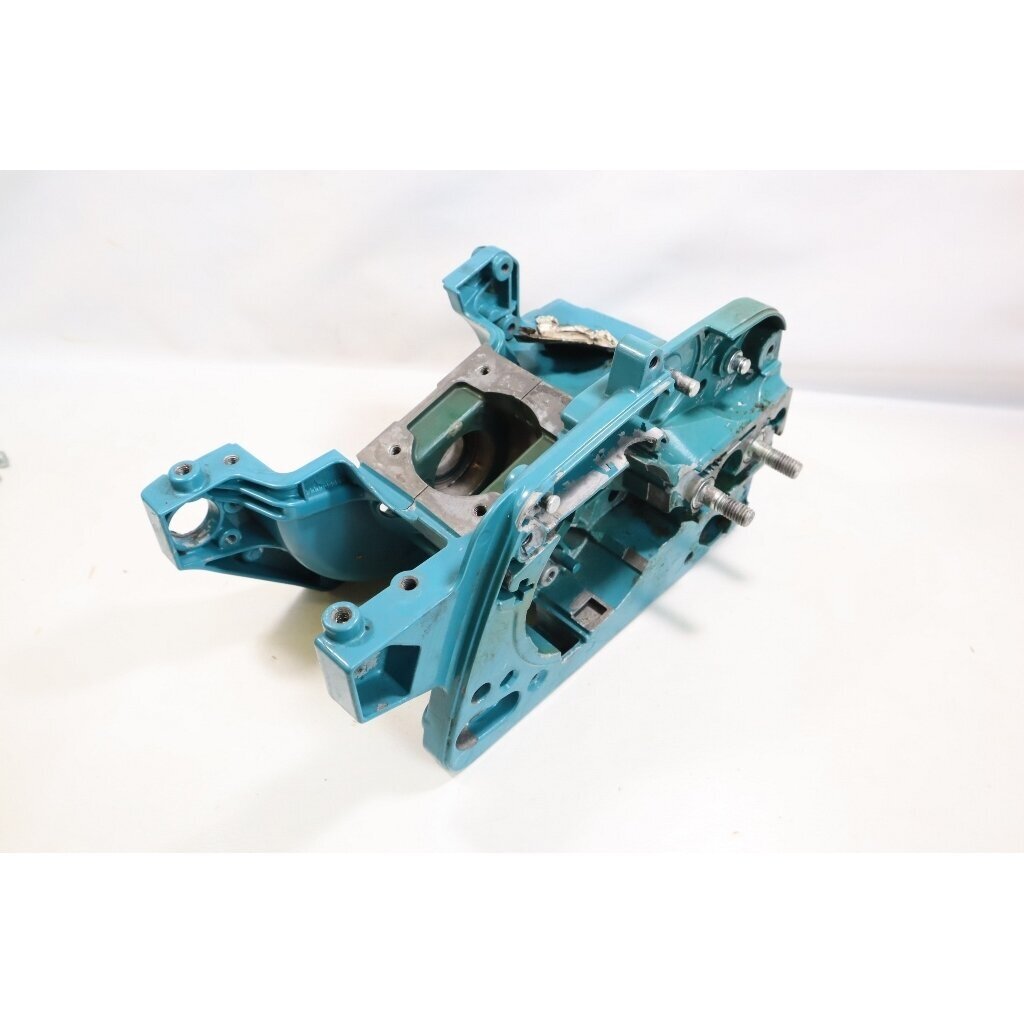 Genuine Crankcase Makita EA4300F chainsaw 195-111-161, 195-111-112 3 Genuine Crankcase Makita EA4300F chainsaw 195-111-161, 195-111-112 3