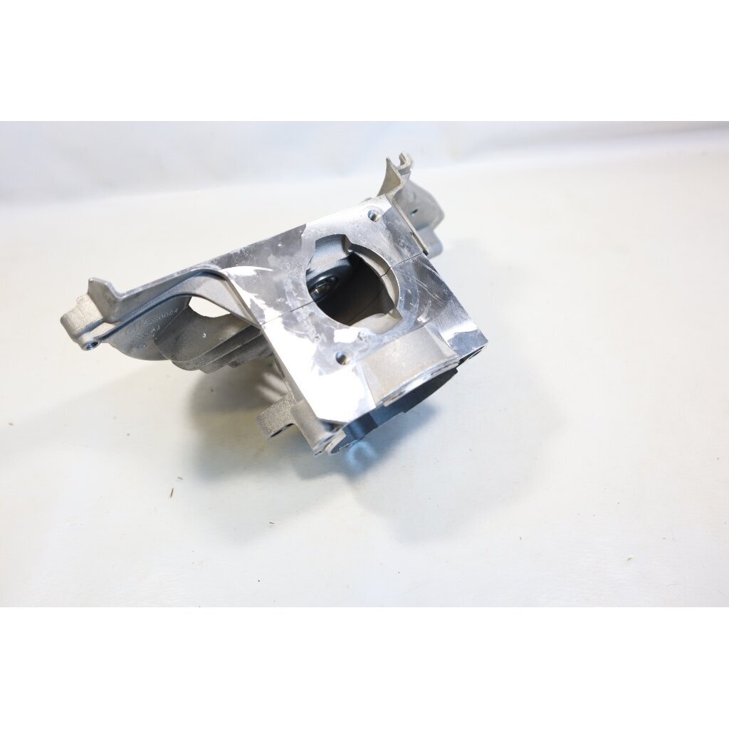 Genuine Crankcase McCULLOCH 6028 4528 Husqvarna 122HD45 122HD60 Jonsered HT2218 HT2223 hedge trimmer 577669901 2 Genuine Crankcase McCULLOCH 6028 4528 Husqvarna 122HD45 122HD60 Jonsered HT2218 HT2223 hedge trimmer 577669901 2