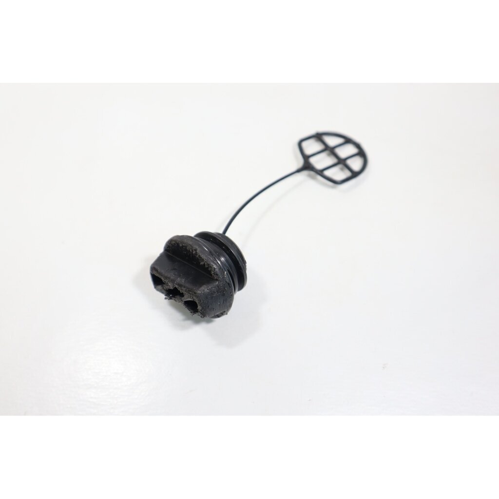 Genuine Oil Tank Cap McCULLOCH Poulan Jonsered CS2137 Partner 351 352 371 382 391 401 421 422 chainsaw 530010846 Genuine Oil Tank Cap McCULLOCH Poulan Jonsered CS2137 Partner 351 352 371 382 391 401 421 422 chainsaw 530010846