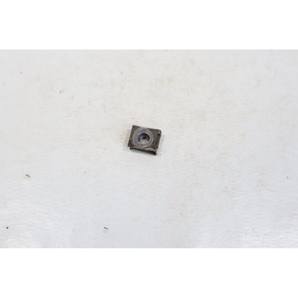 Genuine Top Cover Clip Husqvarna 340 345 350 Jonsered CS2141 CS2145 CS2150 chainsaw 503226902 Genuine Top Cover Clip Husqvarna 340 345 350 Jonsered CS2141 CS2145 CS2150 chainsaw 503226902