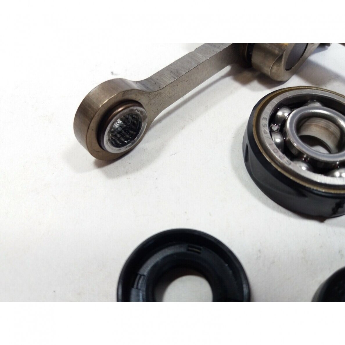 Genuine Crankshaft Homelite HCS3335 chainsaw 300943005 1 Genuine Crankshaft Homelite HCS3335 chainsaw 300943005 1
