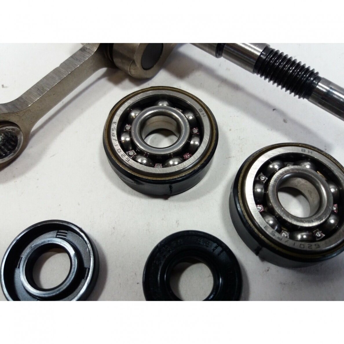 Genuine Crankshaft Homelite HCS3335 chainsaw 300943005 2 Genuine Crankshaft Homelite HCS3335 chainsaw 300943005 2