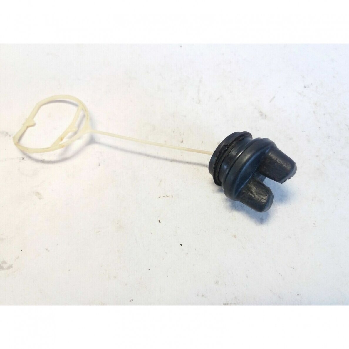 Genuine Oil Tank Cap Oleo Mac 935 chainsaw 093500421 Genuine Oil Tank Cap Oleo Mac 935 chainsaw 093500421